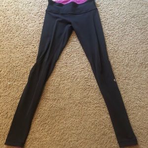 Black LuLuLemon yoga pants that are reversible